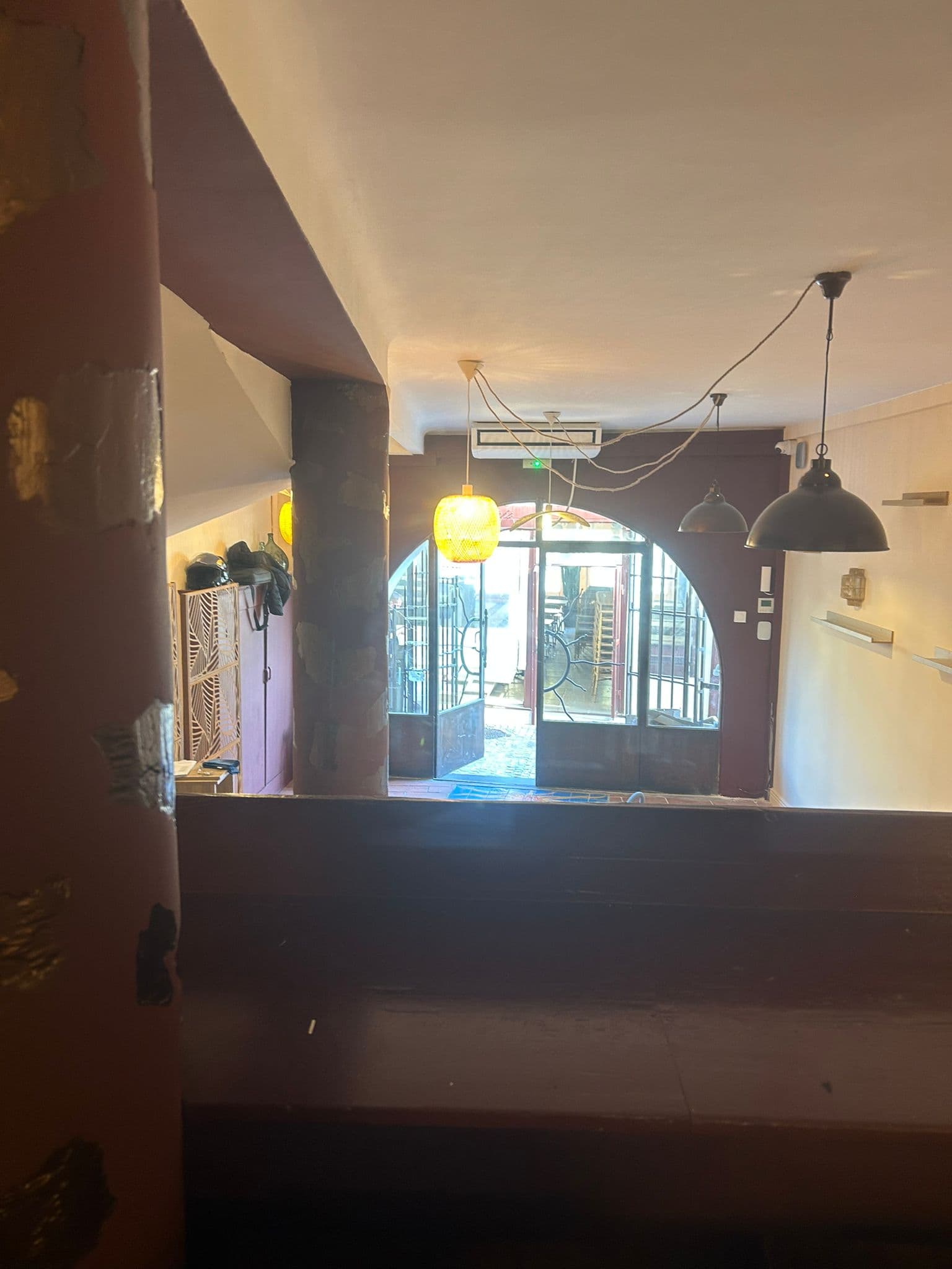 L'arche en fer forgé à l'entrée de Complices